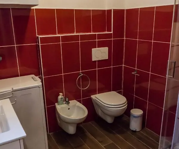 Lo Specchio بارما